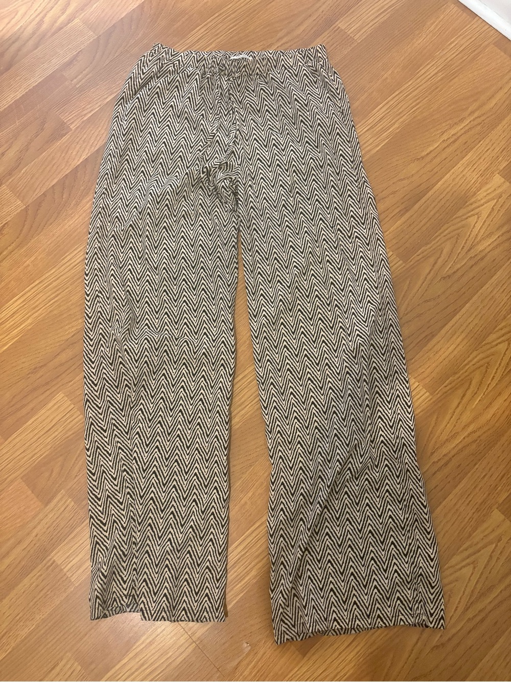 Chevron Pattern Wide-Leg Flowy Pants in Black & Cream